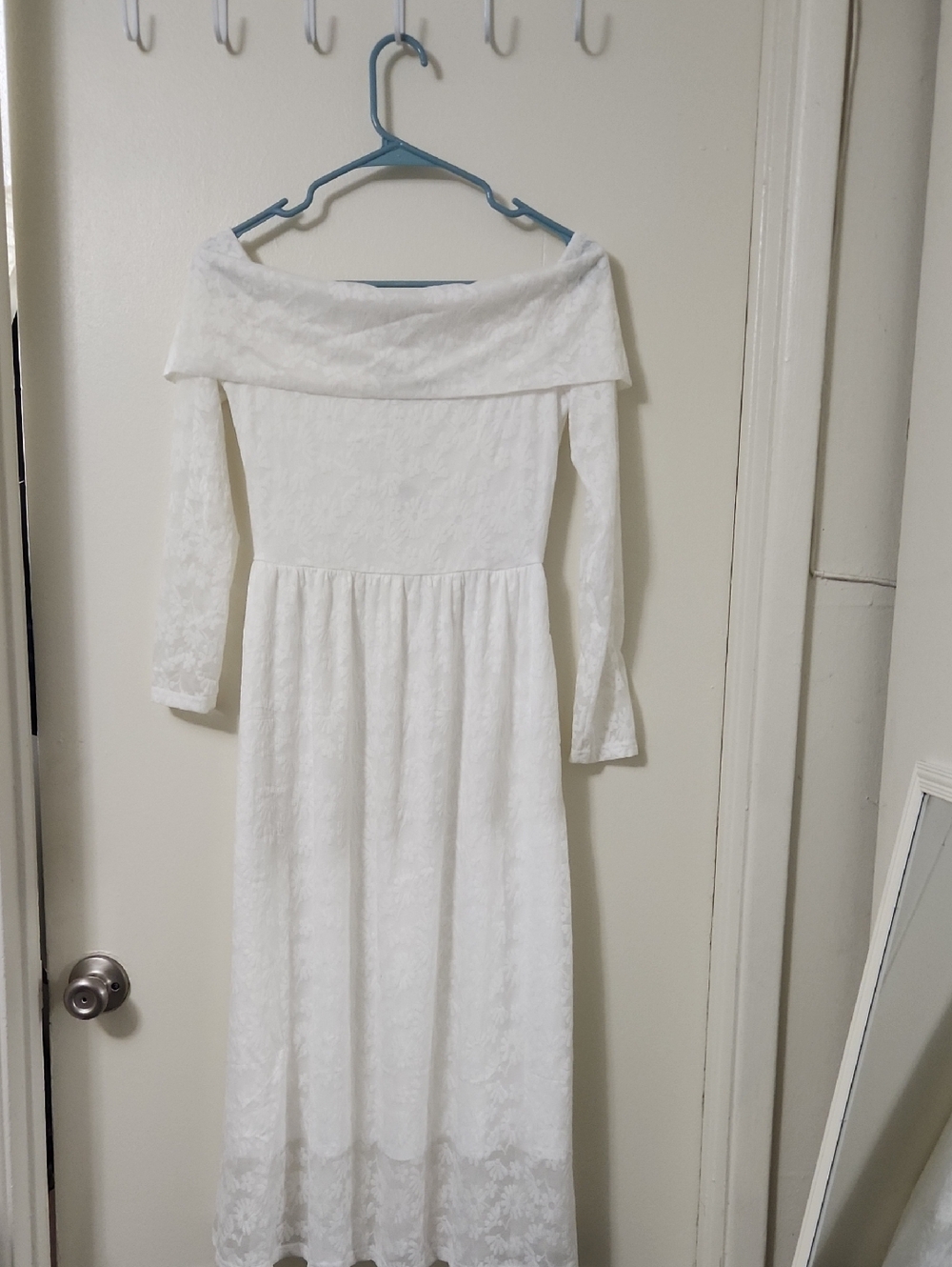 Off-Shoulder White Long-Sleeve Lace Maxi Dress